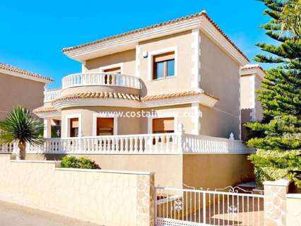 Villa en venta en Torrevieja zona Los Balcones, rebajada