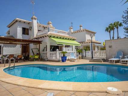 Villa en venta en Orihuela zona La Zenia, rebajada