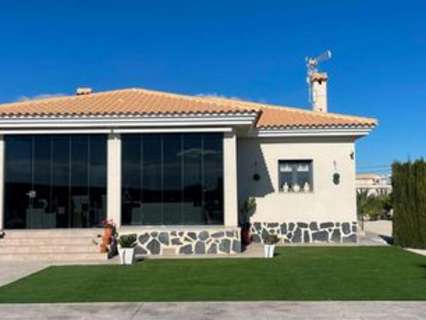 Villa en venta en El Pinós/Pinoso