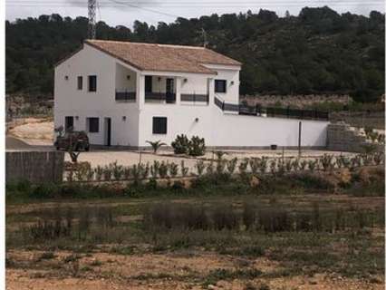 Villa en venta en El Pinós/Pinoso