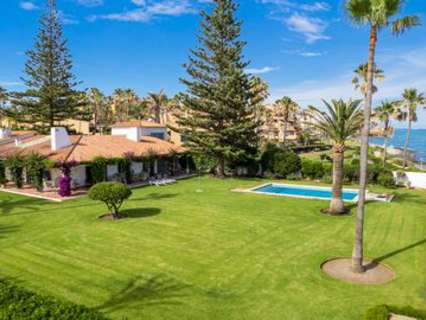 Villa en venta en Estepona