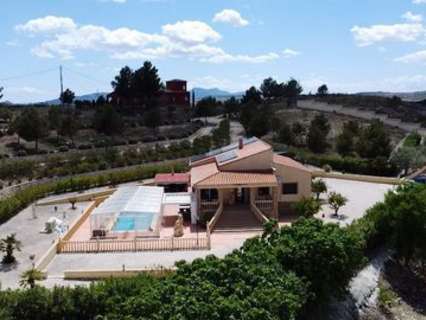 Villa en venta en El Pinós/Pinoso