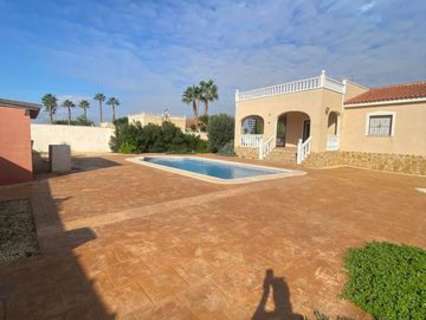 Villa en venta en Catral