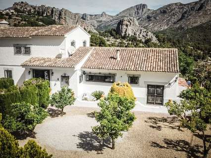 Villa en venta en El Castell de Guadalest, rebajada