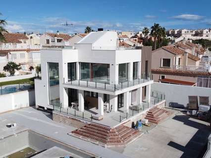Villa en venta en Torrevieja, rebajada