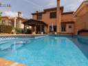 Chalet en venta en La Zubia