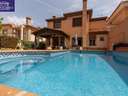 Chalet en venta en La Zubia